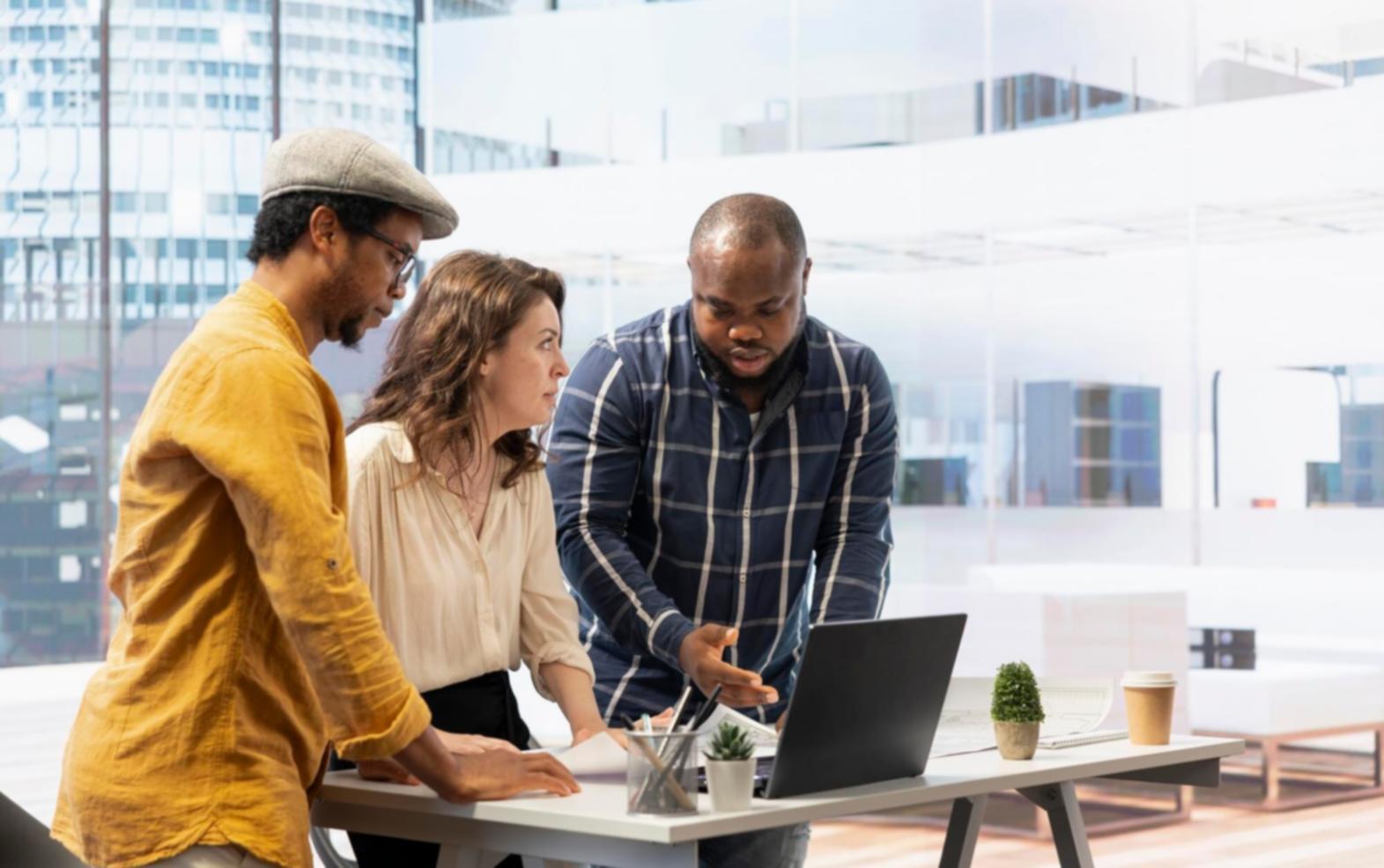 Аналитика финансовых показателей на экране компьютера